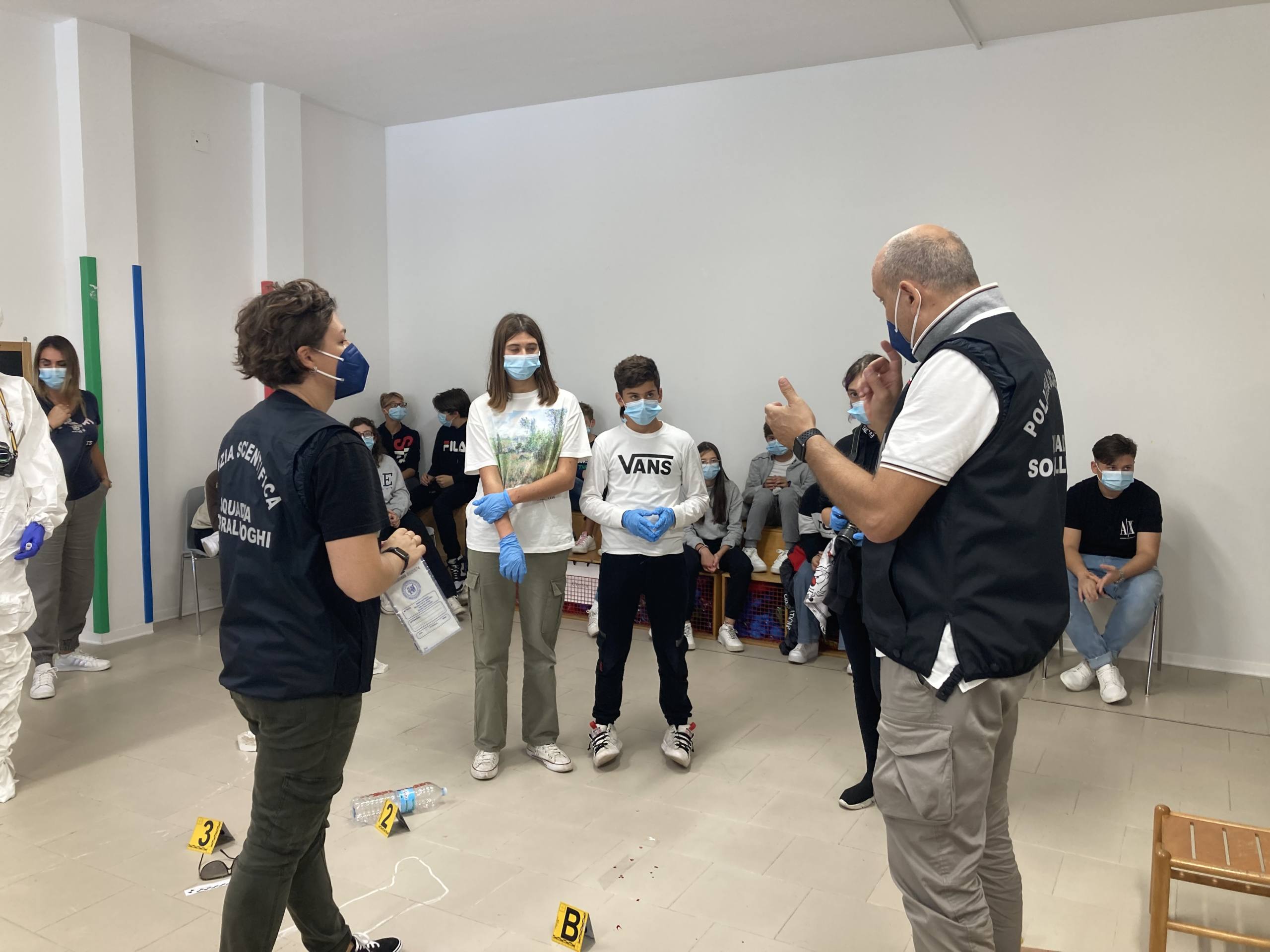 Gli studenti di Folignano diventano detective della Scientifica