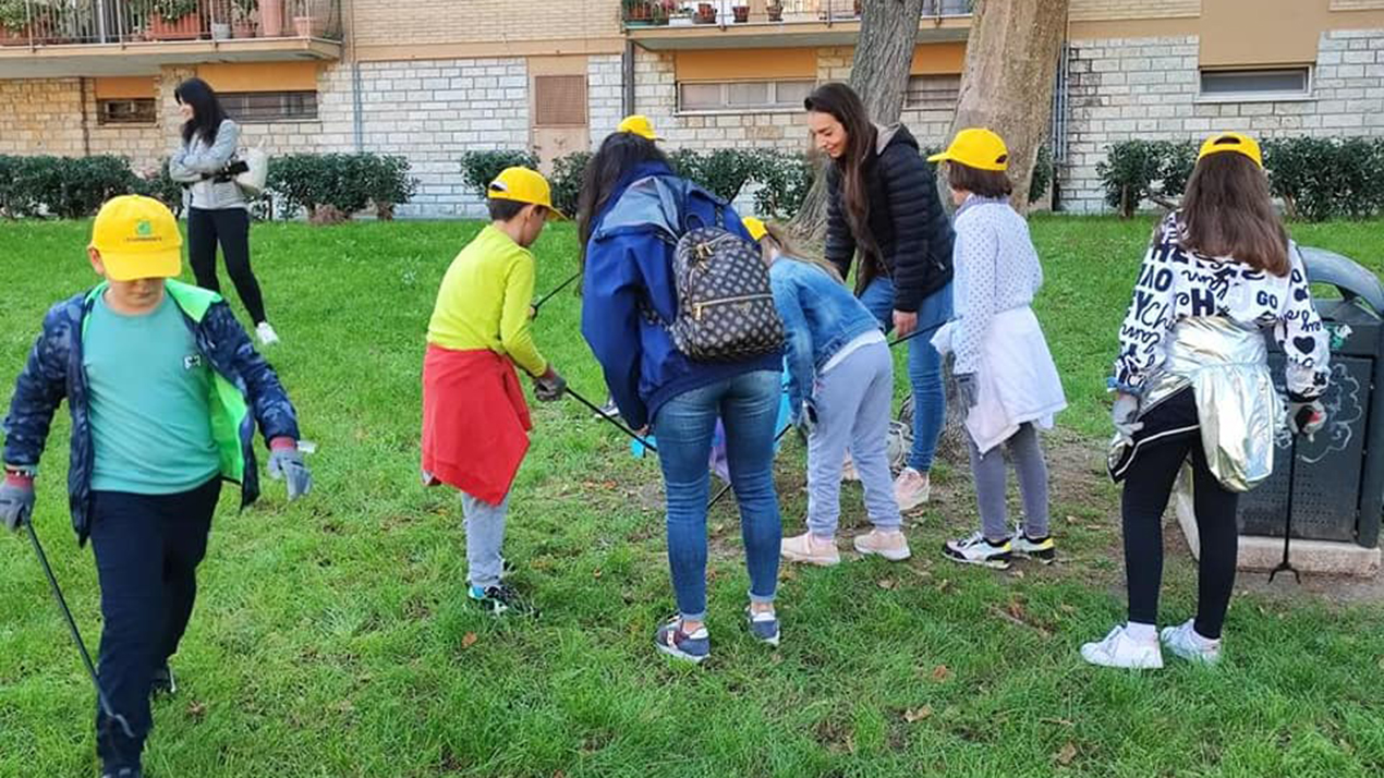 bambini e bambine impegnate nel progetto "Puliamo il mondo"