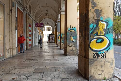 Ancona, la giunta ha deciso: i portici di piazza Cavour saranno ripuliti dagli sgorbi