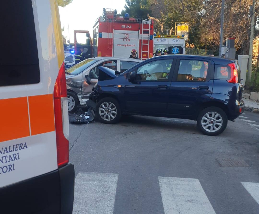 Ancona Scontro Tra Due Auto In Via Pesaro Enne Finisce In Ospedale