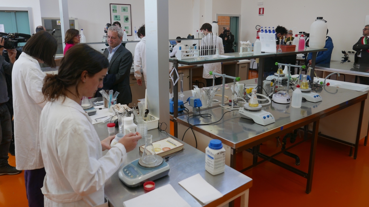 La visita ai laboratori dell'istituto Padovano di Senigallia ripristinati dopo l'alluvione del 15 settembre