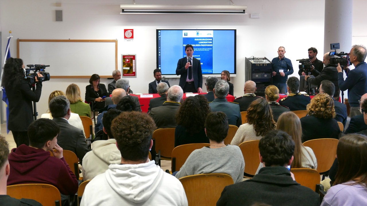 Francesco Acquaroli all'inaugurazione dei laboratori dell'istituto Padovano di Senigallia ripristinati dopo l'alluvione del 15 settembre