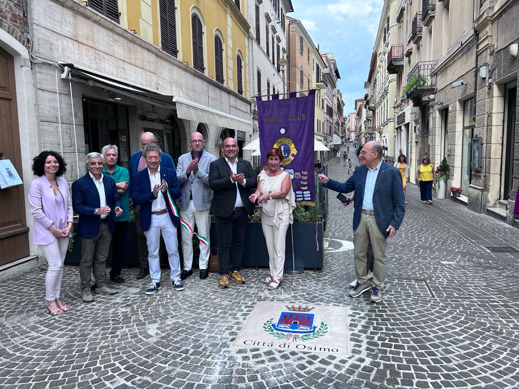 Il taglio del nastro degli stemmi in centro a Osimo