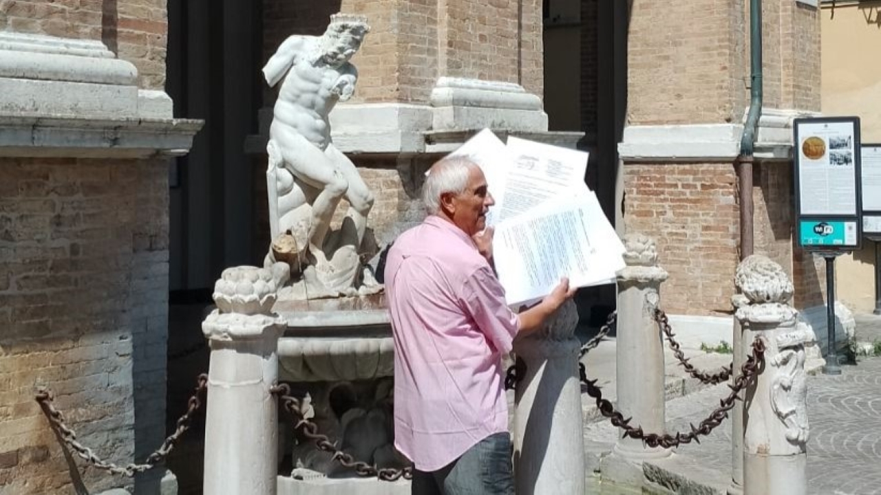 La protesta di un cittadino, Gianluigi Mazzufferi, di fronte alla statua del Monc' in piazza, a Senigallia