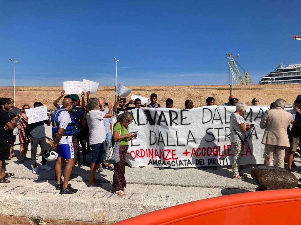 manifestazione contro l’ordinanza antibivacco