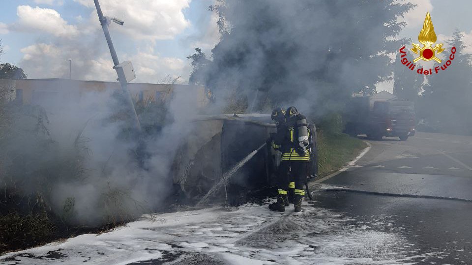 auto in fiamme ad Urbino