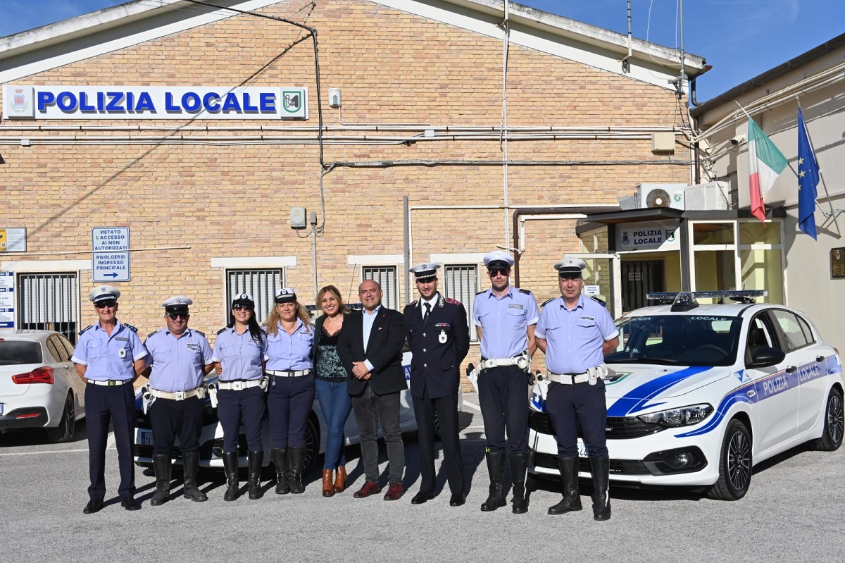 I nuovi mezzi di Polizia accanto agli agenti, al sindaco e all'assessore Gatto