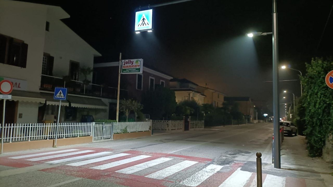 Nuovi attraversamenti pedonali luminosi sono stati installati lungo la strada statale Adriatica a Senigallia: in foto l'incrocio con via Gioberti