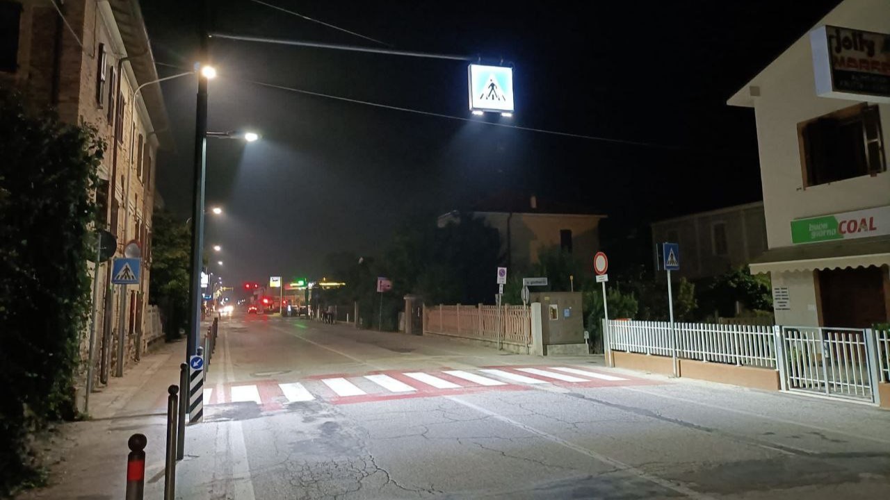 Nuovi attraversamenti pedonali luminosi sono stati installati lungo la strada statale Adriatica a Senigallia: in foto l'incrocio con via Gioberti