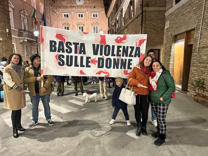 Il corteo contro la violenza sulle donne a Loreto