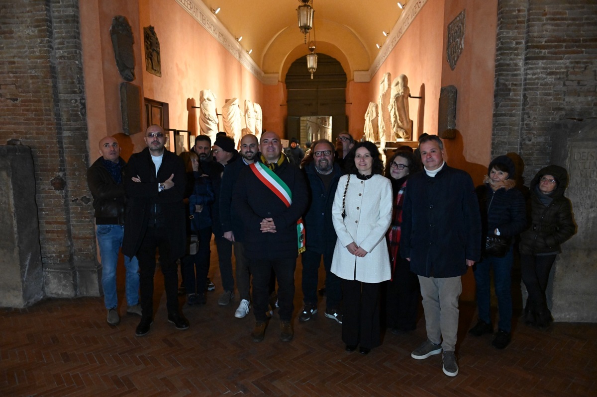 L'atrio comunale con le statue osimane illuminato a nuovo