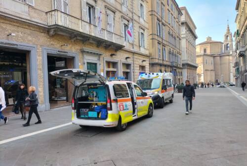 Ancona, cade dallo scivolo e perde i sensi: corsa in ospedale per un bimbo di 2 anni