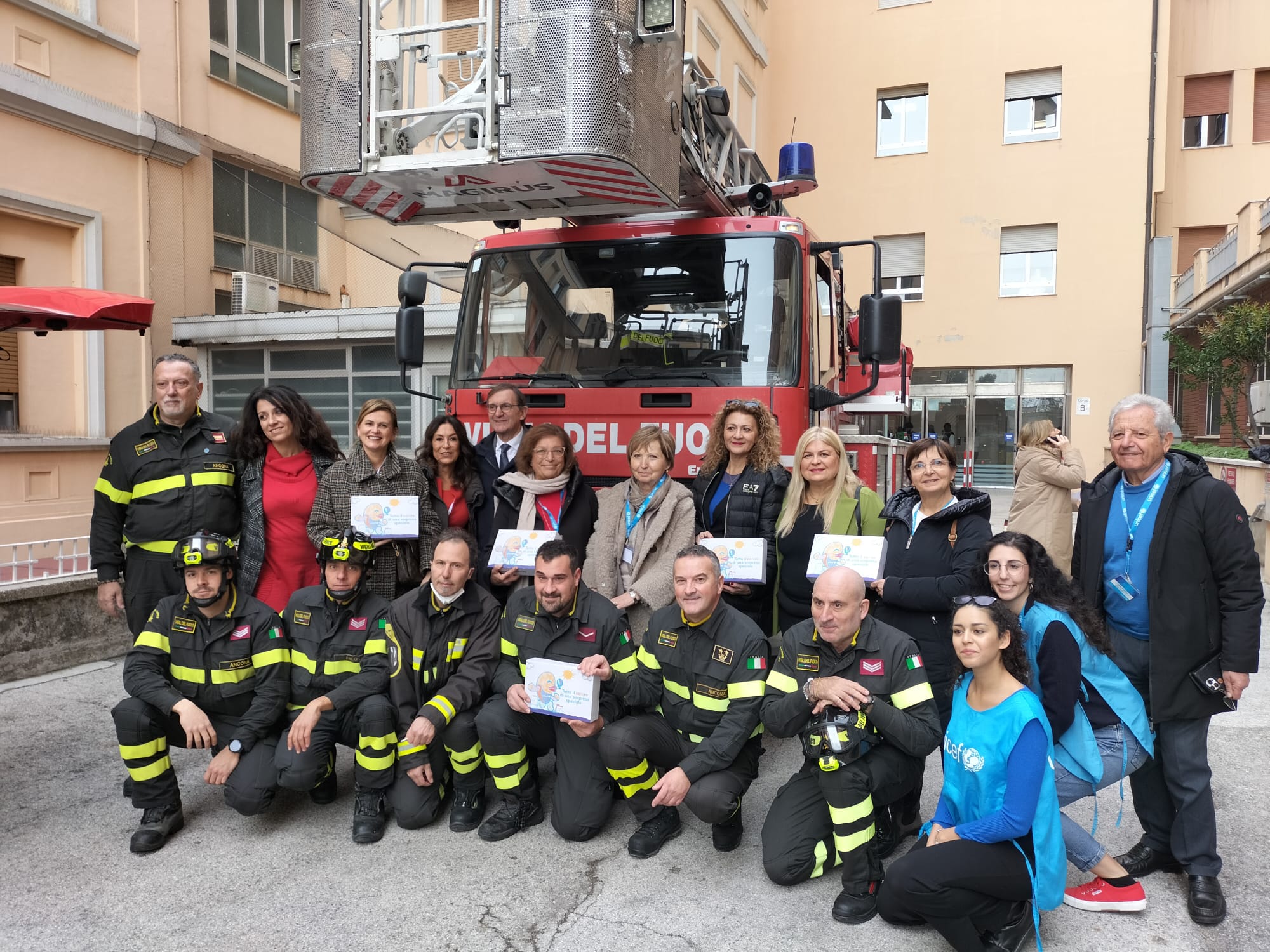 Grande camion dei pompieri DRIVEN. Spegniamo il fuoco in casa. Video sulle  auto. 