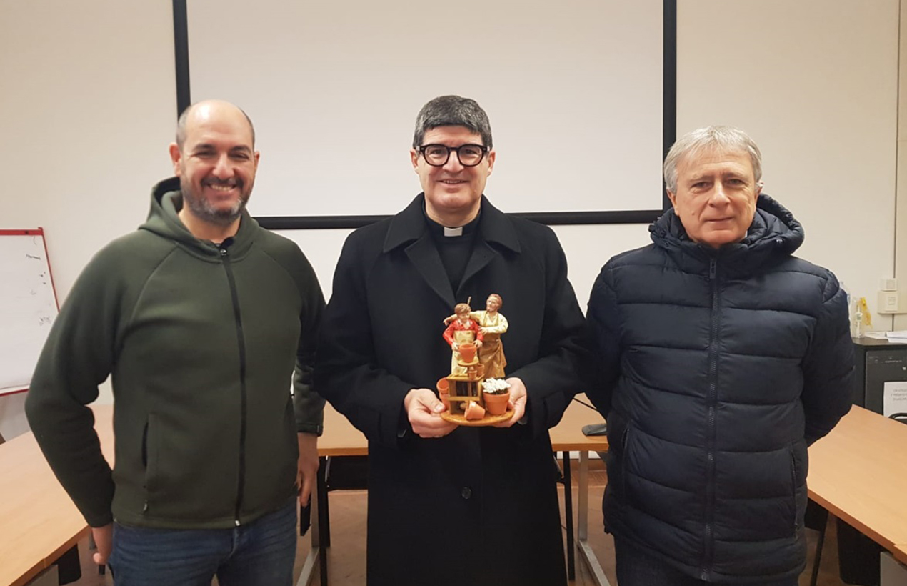 Coldiretti, Confartigianato e Symbola con maestro e apprendista: consegnata la statuina del presepe 2023 a mons. Andreozzi