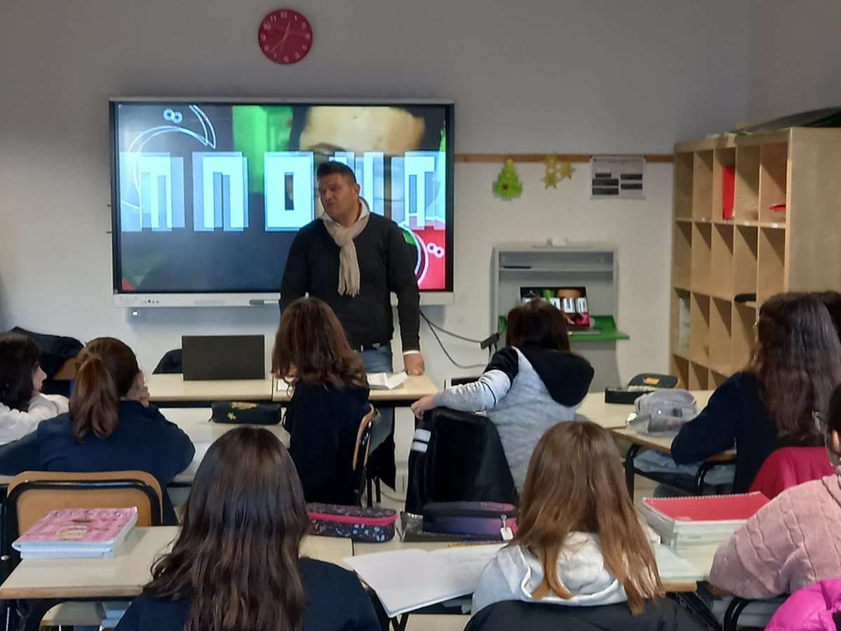 Il dottor Luca Russo a scuola a Castelfidardo