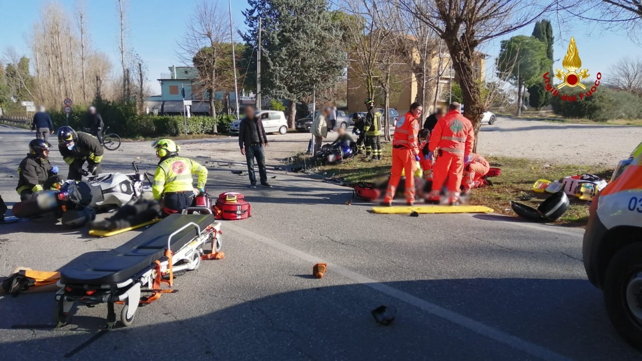 Monsano Scontro Tra Moto Quattro Feriti Arriva Leliambulanza Jesi