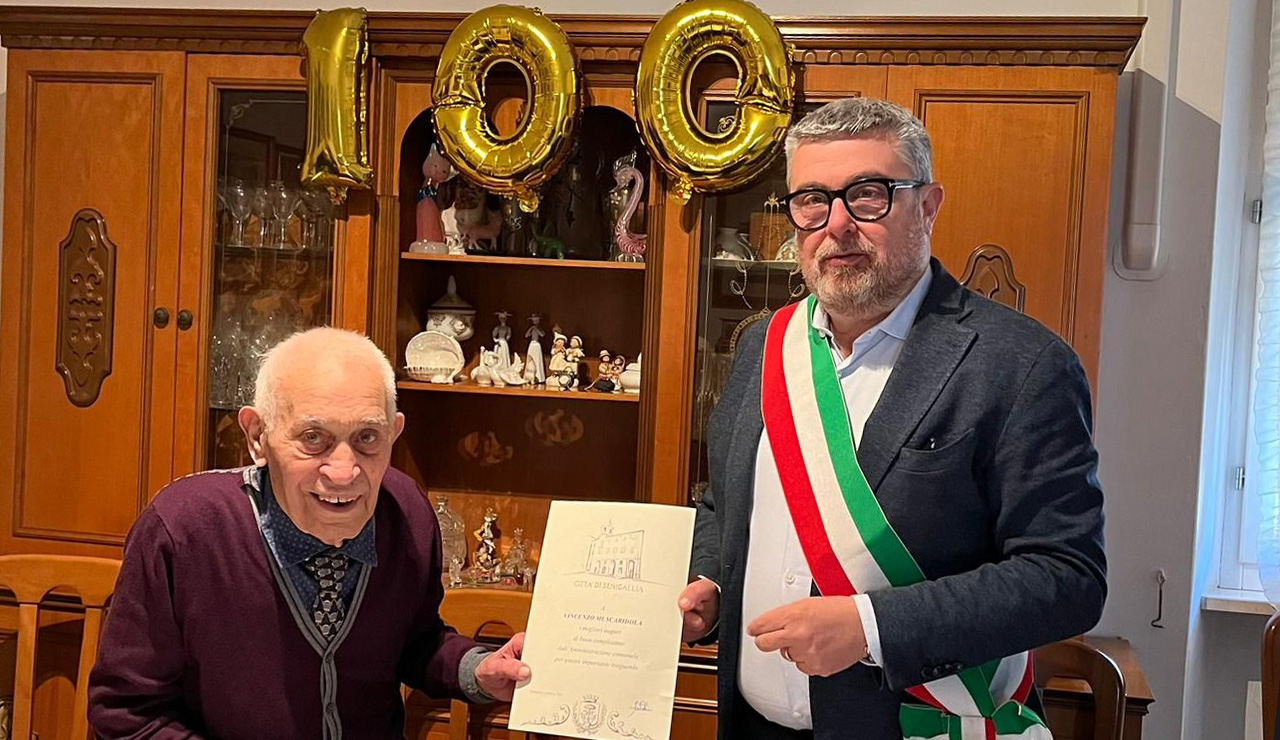 Il signor Vincenzo Muscaridola ha spento le sue "prime" 100 candeline lo scorso venerdì 2 febbraio: visita del sindaco di Senigallia Massimo Olivetti