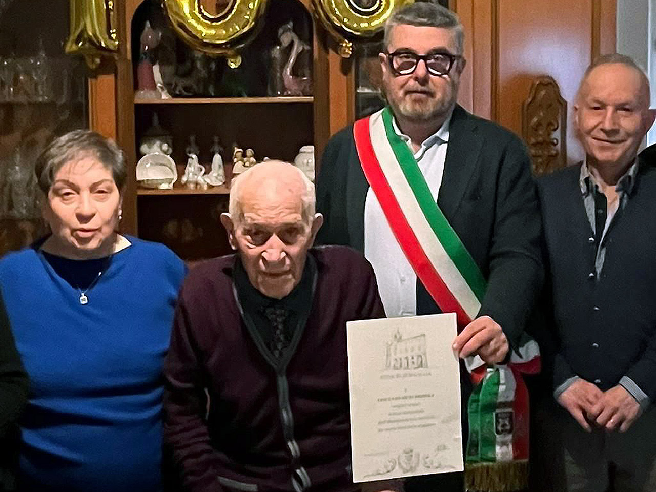 Il 100esimo compleanno del signor Vincenzo Muscaridola, festeggiato con i parenti e il sindaco di Senigallia Massimo Olivetti