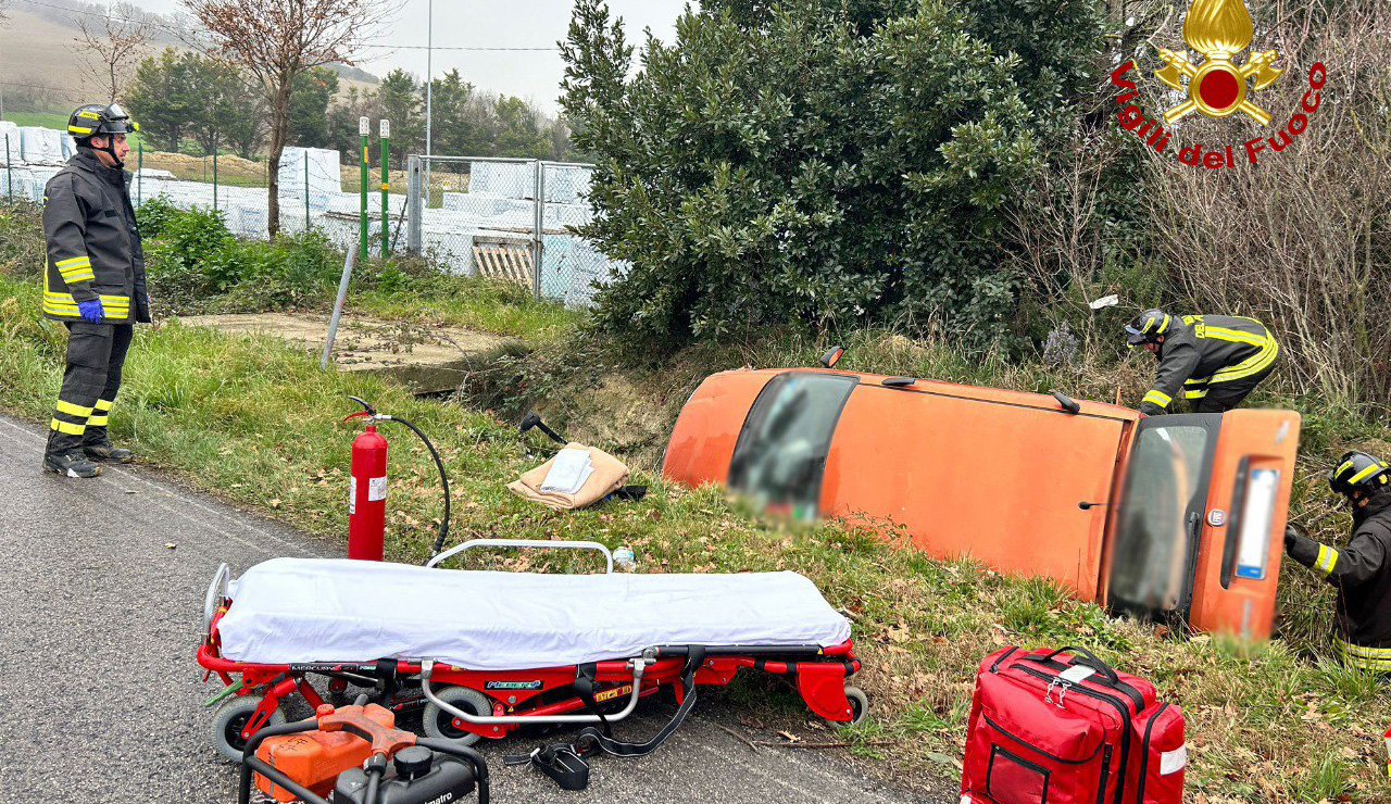 Auto fuori strada a Trecastelli, conducente all'ospedale