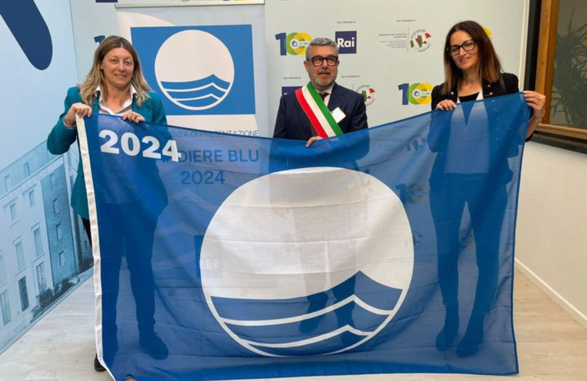 Su Senigallia e sul porto Della Rovere sventola la bandiera blu anche per il 2024. Da sinistra l'assessora Campagnolo, il sindaco Olivetti e l'assessora Romagnoli