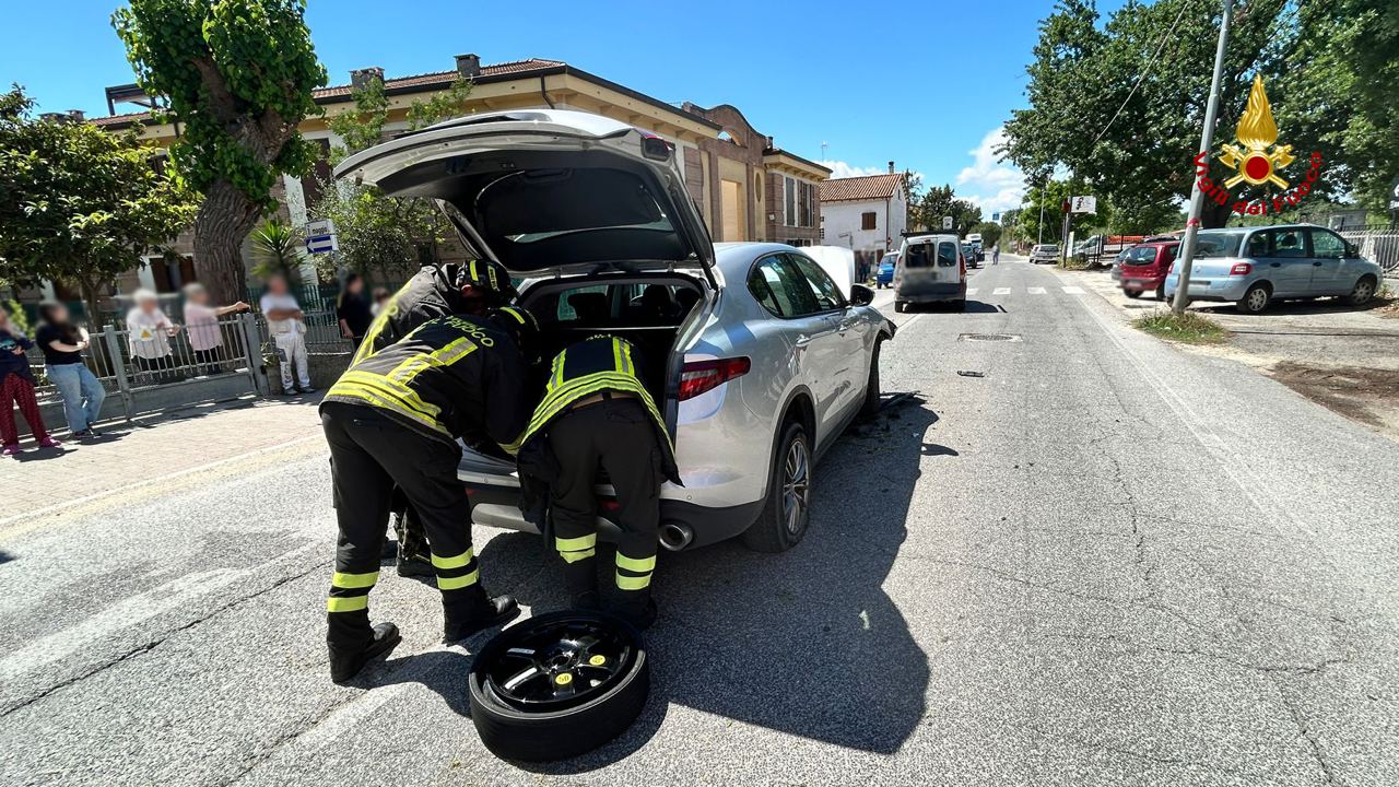 La messa in sicurezza di auto e zona a Borgo Bicchia di Senigallia dopo un incidente stradale