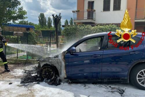Sant’Angelo in Vado, auto in fiamme: sul posto i vigili del fuoco
