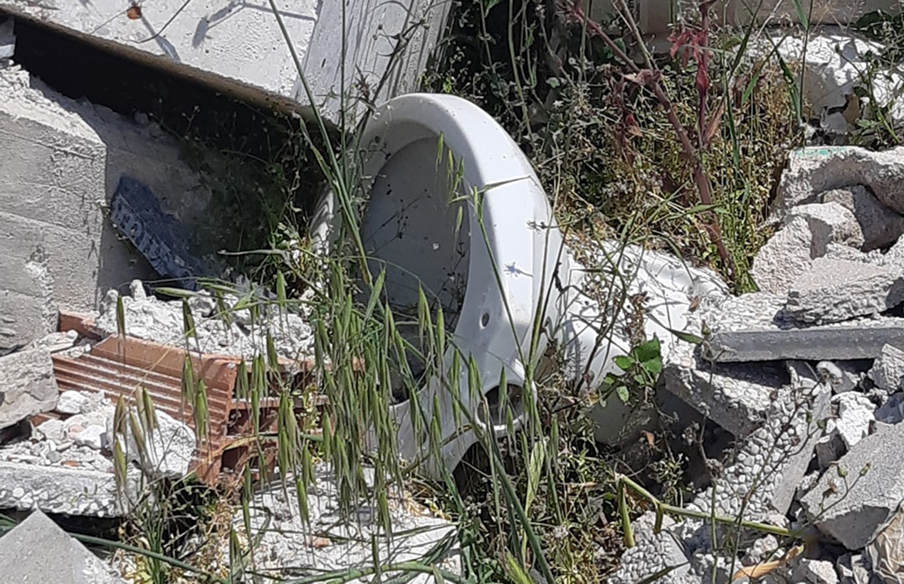 una discarica a cielo aperto a Gimarra di Fano, in una zona quasi centrale della città (FOTO Faustina Tonucci)