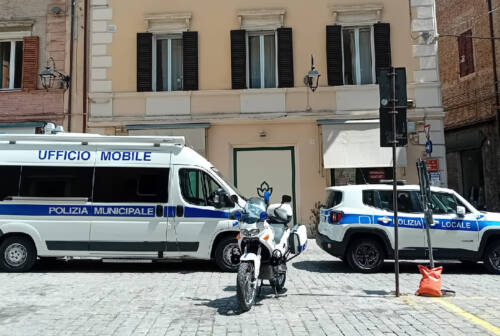 Jesi, l’auto in sosta vietata desta sospetti: la Polizia Locale scopre un giro di droga, tre denunce