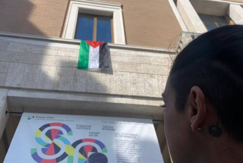 Pesaro, il Comune espone la bandiera della Palestina. «Basta massacri»