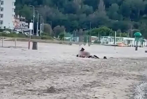 Pesaro, fanno sesso in spiaggia in pieno giorno: il video diventa virale