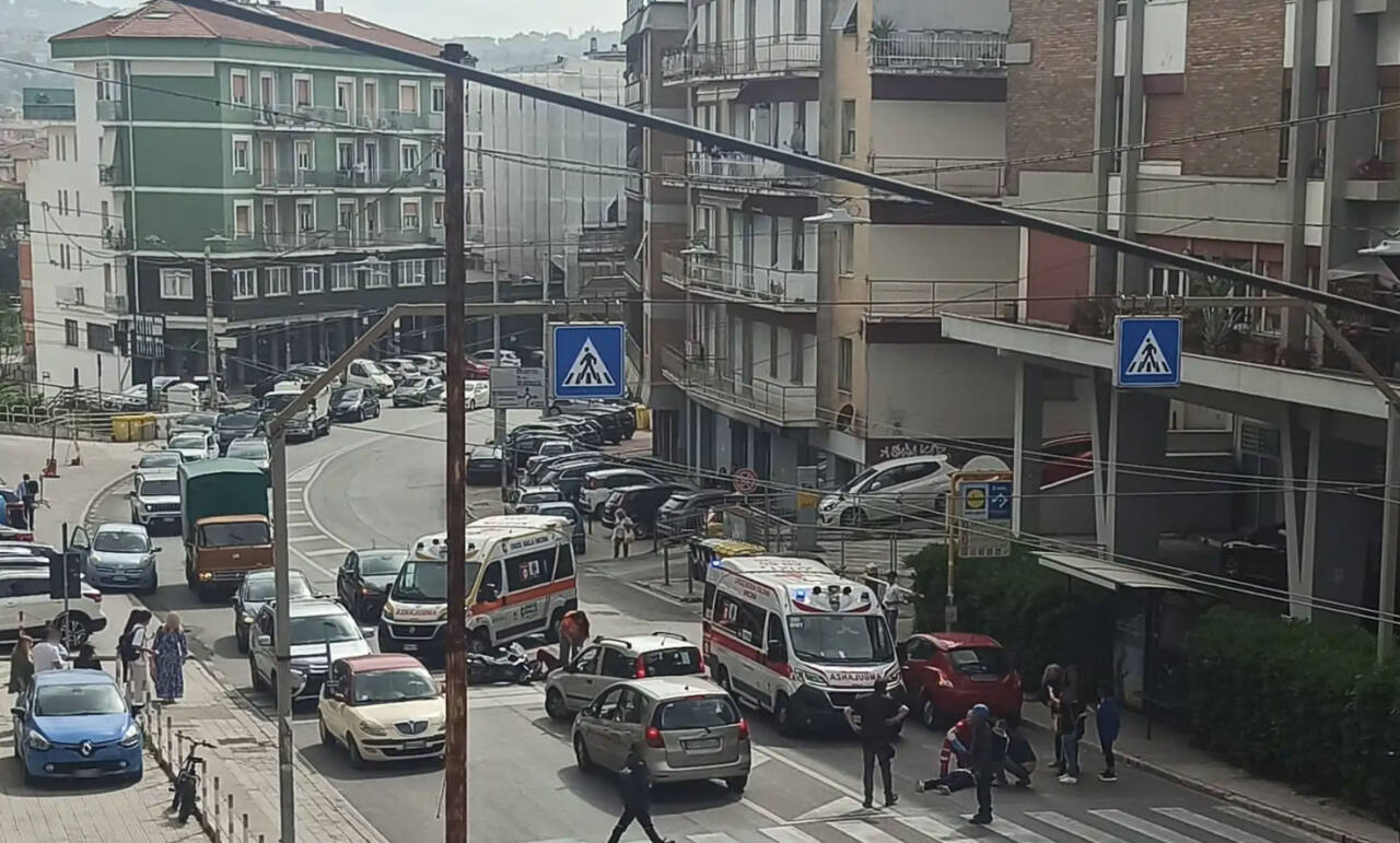 Soccorsi in via Martiri della Resistenza ad Ancona dopo l'incidente