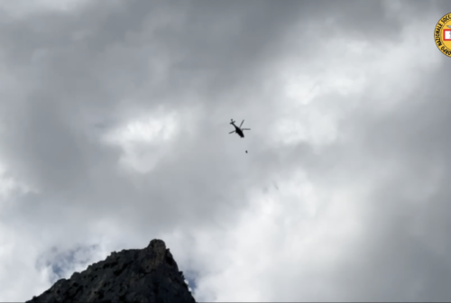 Urbania, alpinista precipita in parete durante una scalata: salvata dal soccorso alpino – VIDEO