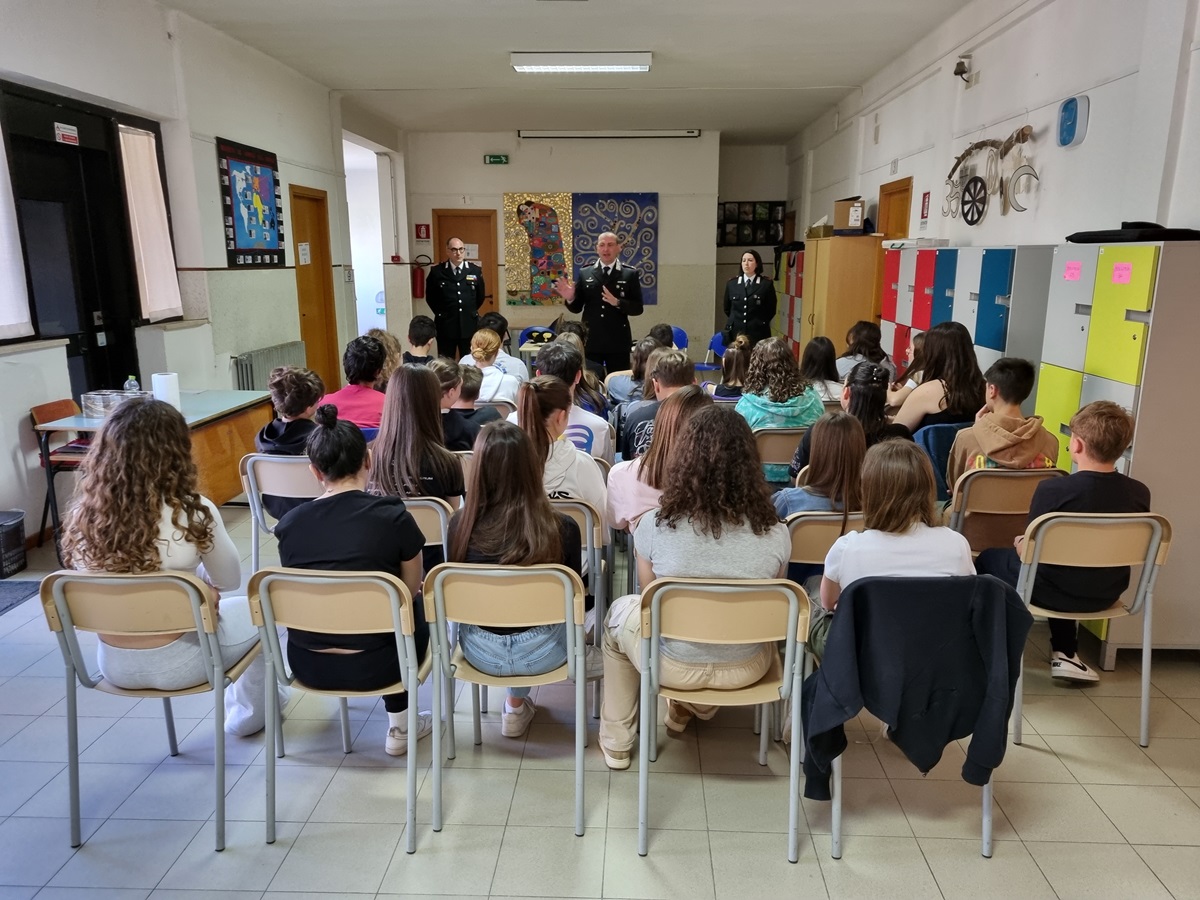 Uno degli incontri dei carabinieri nelle scuole di Osimo