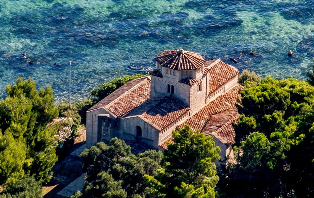 Chiesa Santa Maria Portonovo con mare