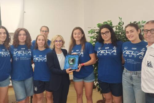 Ancona, le ragazze della Cosma Vela premiate in Regione dall’assessore Chiara Biondi