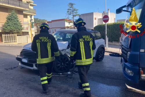 Ancona, incidente stradale tra due mezzi: intervengono i vigili del fuoco