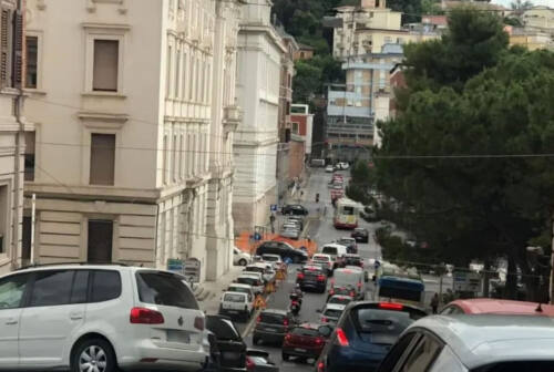 Ancona, traffico in tilt per i cantieri. Un residente: «In via Isonzo lavori a rilento»
