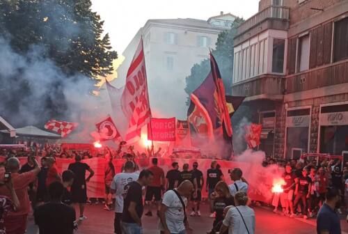Ancona, in piazza con il sindaco sfila la rabbia della tifoseria e della città umiliate