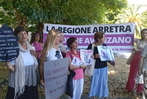 Ancona, la protesta davanti al Palazzo della Regione: «Sì all’aborto farmacologico, sì alla Ru486»