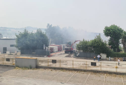 Incendio alla Baraccola, il Comune di Ancona sul rapporto di prova Arpa Marche: «I rilevamenti di amianto pari a zero»