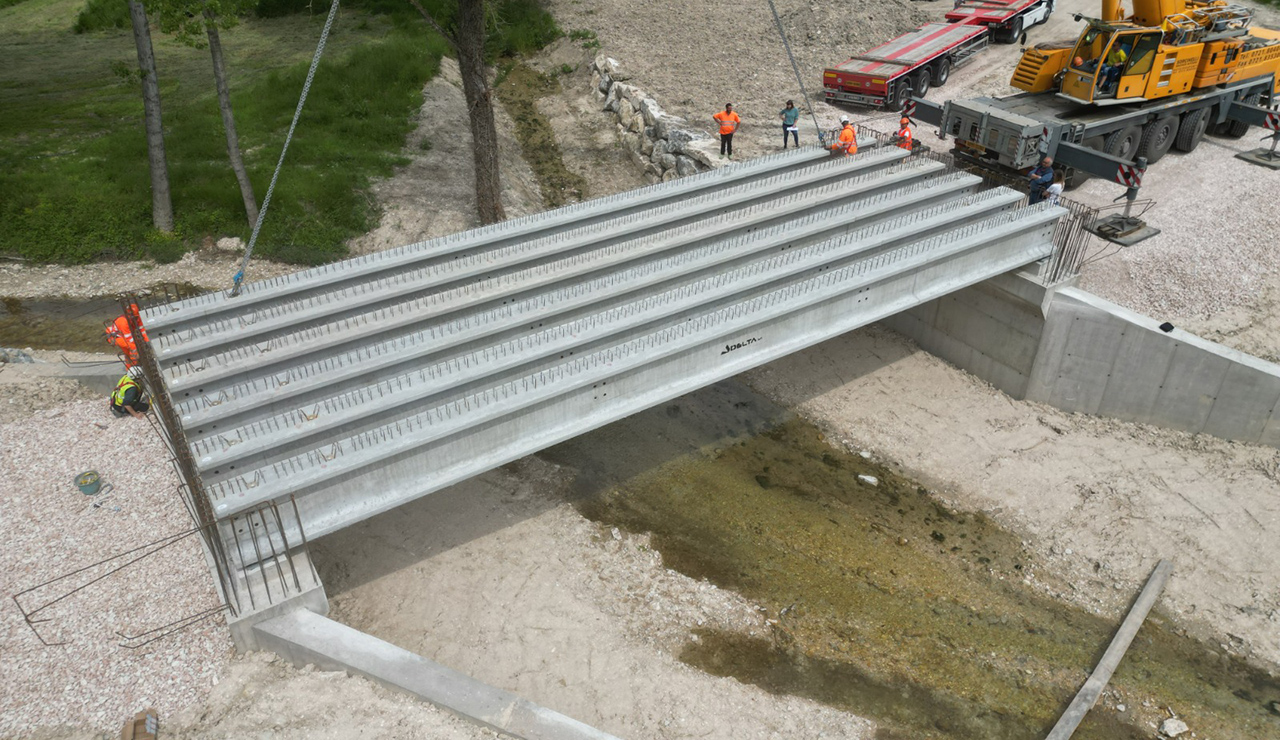 In ricostruzione uno dei ponti danneggiati dall'alluvione 2022 nelle vallate Misa, Nevola e Cesano