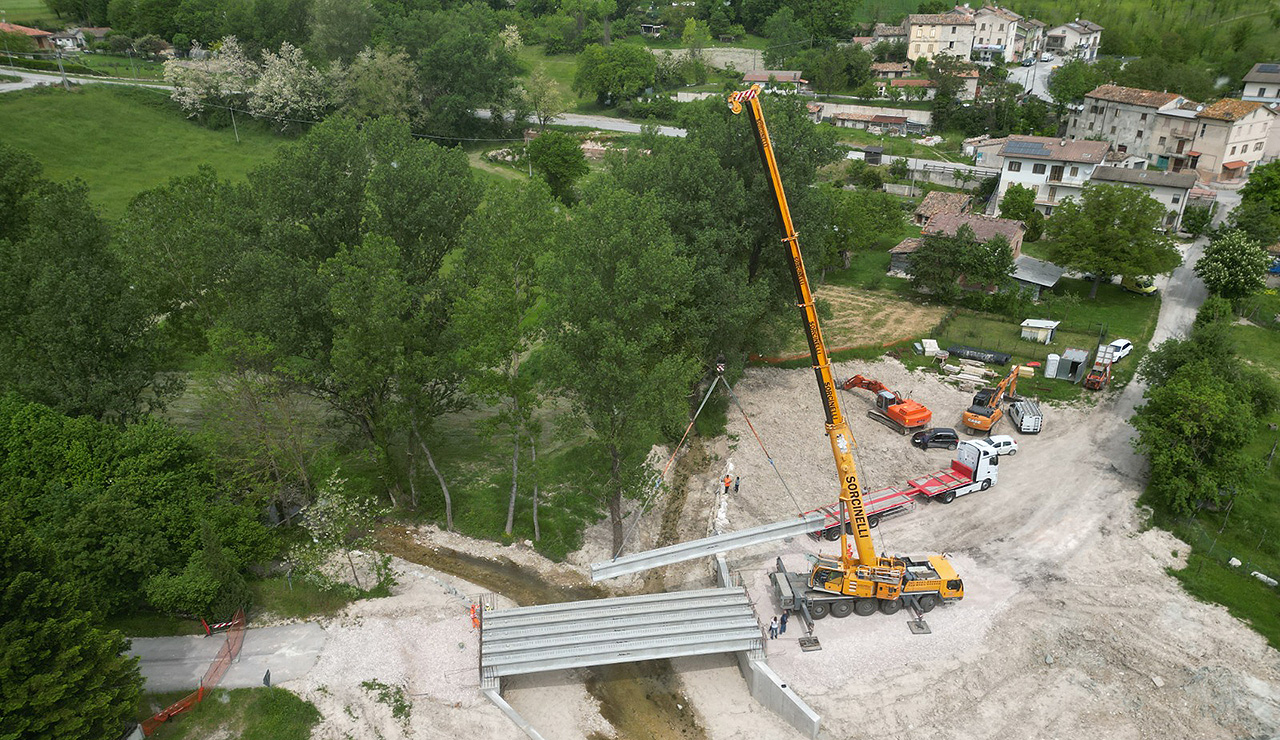 L’installazione di uno dei ponti danneggiati dall'alluvione 2022 a Serra Sant’Abbondio (PU)