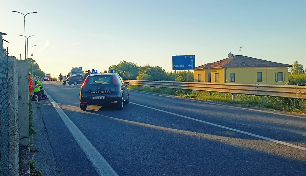 La casa dove è avvenuto l'omicidio-suicidio, al Cesano di Senigallia: forze dell'ordine e soccorritori pronti per l'intervento