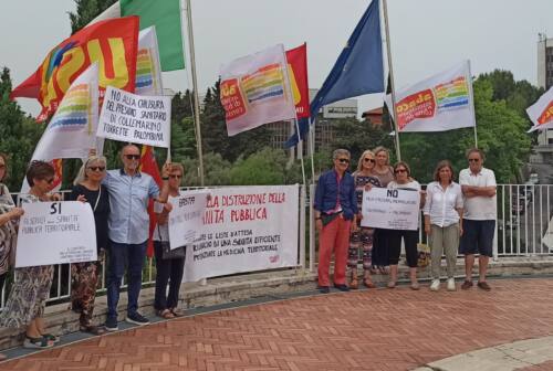 Abaco Marche sfila davanti alla Regione con bandiere e striscioni per il diritto alla salute
