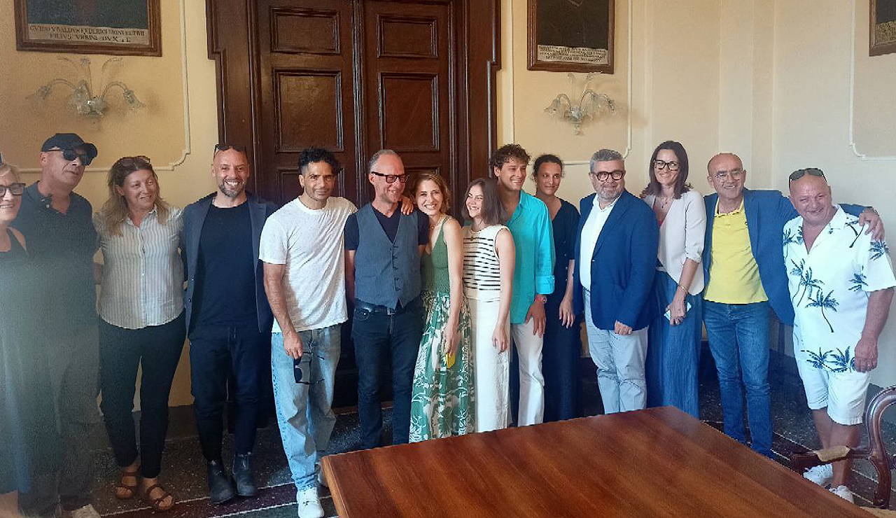 Cast, regia e produzione della serie tv Alex Bravo in municipio a Senigallia assieme alla giunta comunale
