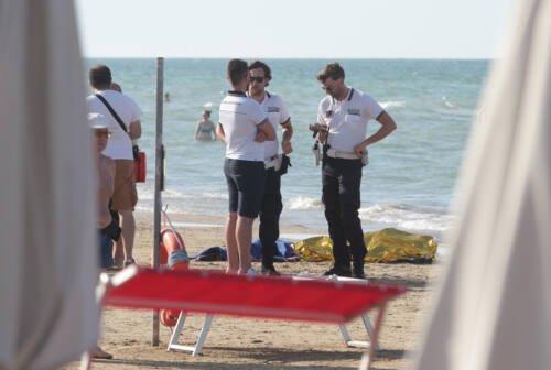 Turista colto da malore in mare a Senigallia, deceduto
