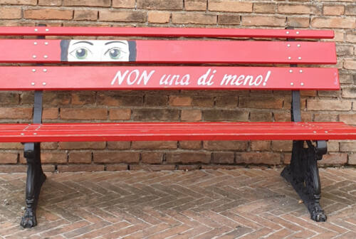 Una cornice di scarpe sopra la panchina rossa: il simbolo di Ostra contro il femminicidio