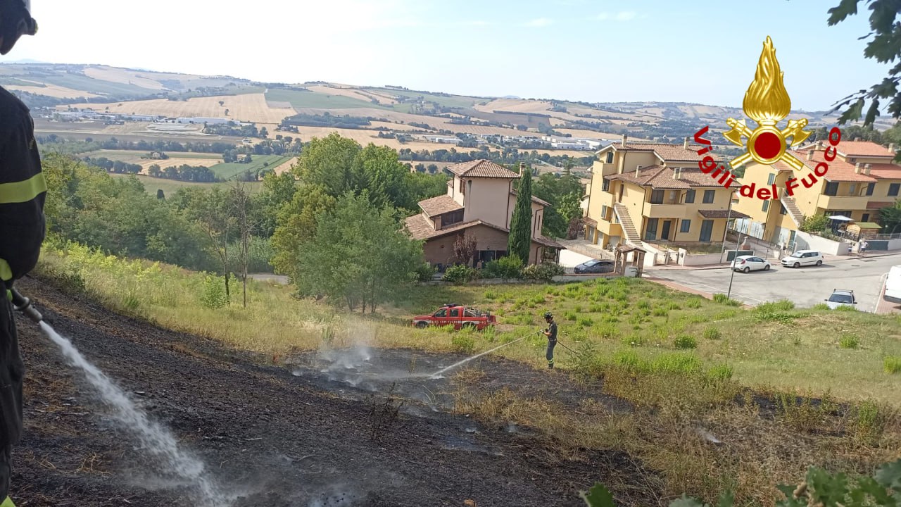 L'intervento dei vigili del fuoco a Trecastelli