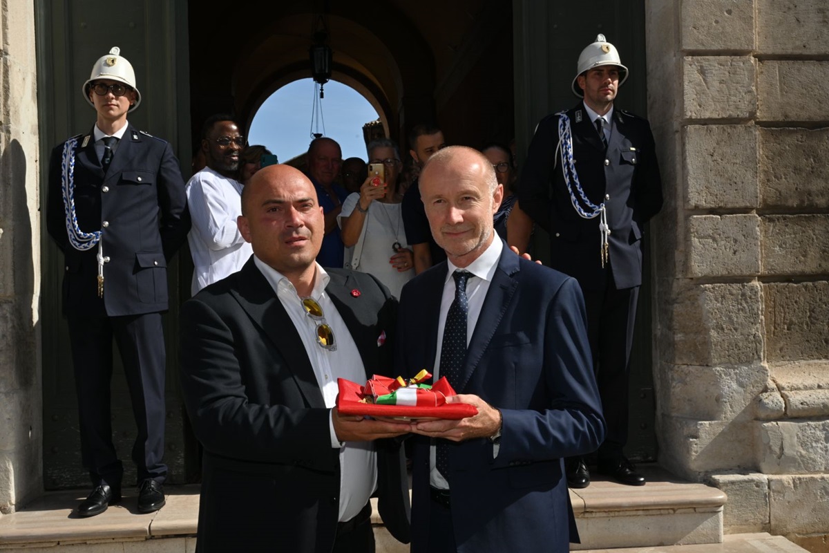 Il passaggio: il sidnaco Francesco Pirani (a destra) e Simone Pugnaloni