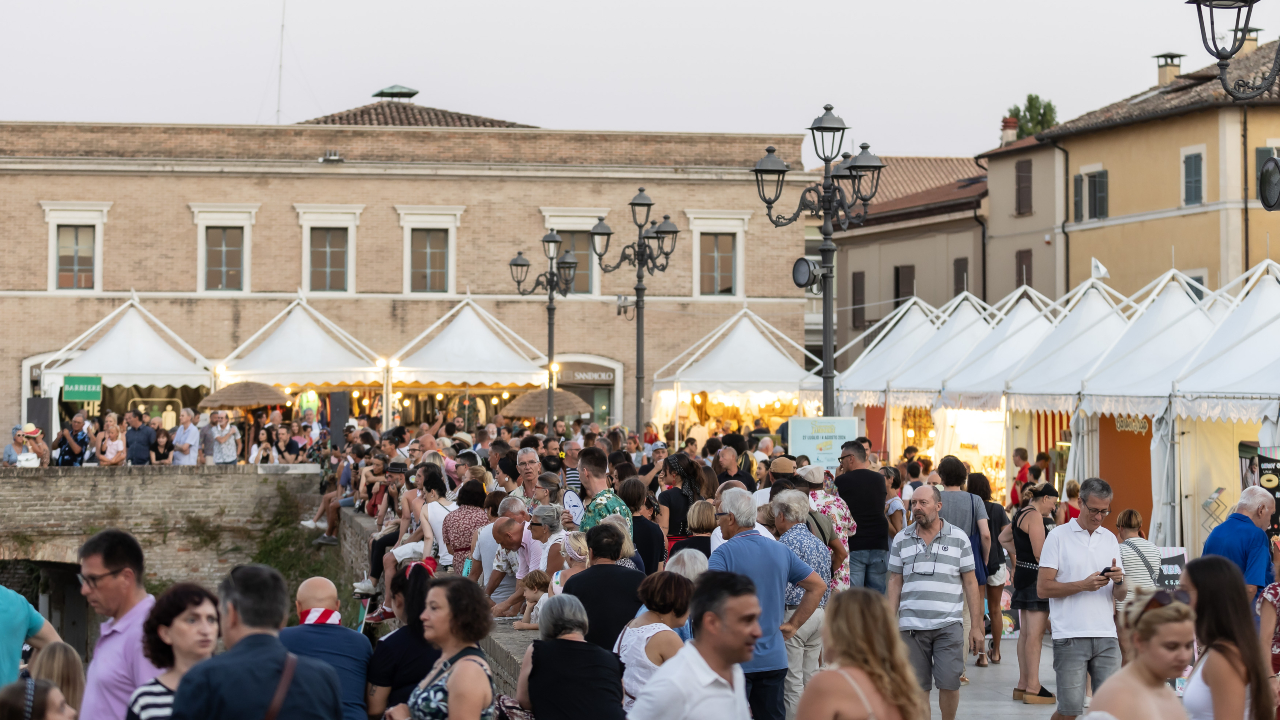 Folla di persone in centro storico a Senigallia per il Summer Jamboree 2024 (Foto Micci)